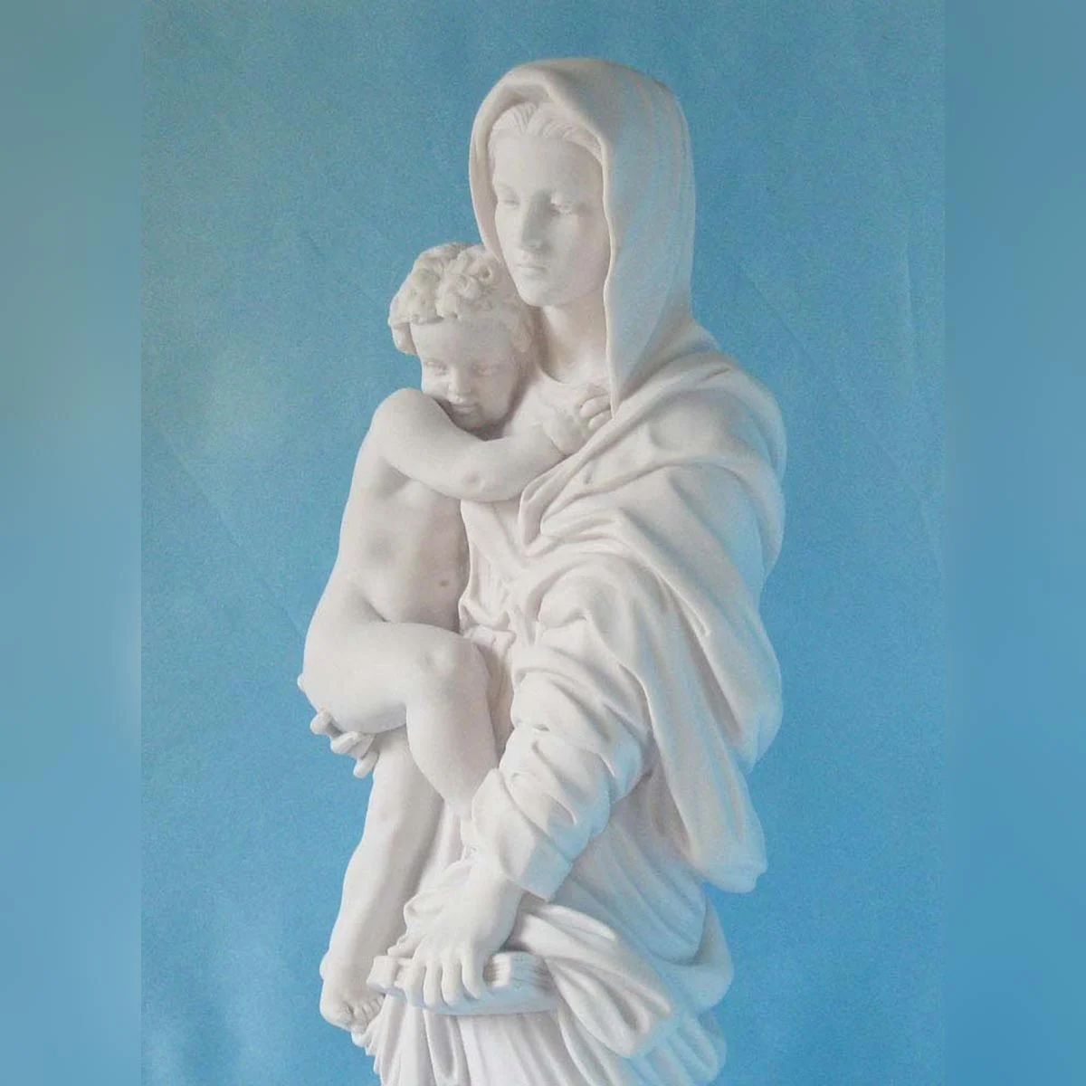 statua della Madonna con Gesù bambino in marmoresina, di altezza 43 cm, dettaglio statua della Madonna con Gesù bambino in marmoresina, di altezza 43 cm, cod. 25MGB40MR, dettaglio