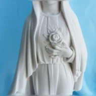 statua della Madonna delle rose altezza 25 cm in marmoresina, cod. 25MDR25MR, dettaglio