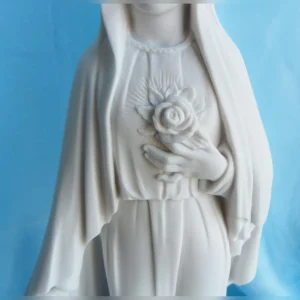 statua della Madonna delle rose altezza 25 cm in marmoresina, cod. 25MDR25MR, dettaglio