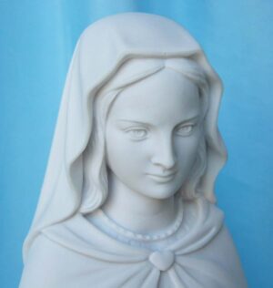 statua della Madonna delle rose altezza 44 cm in marmoresina, cod. 25MDR40MR, dettaglio