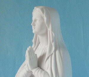Madonna di Lourdes altezza 42 cm in marmoresina, cod. 25MLO40MR, dettaglio
