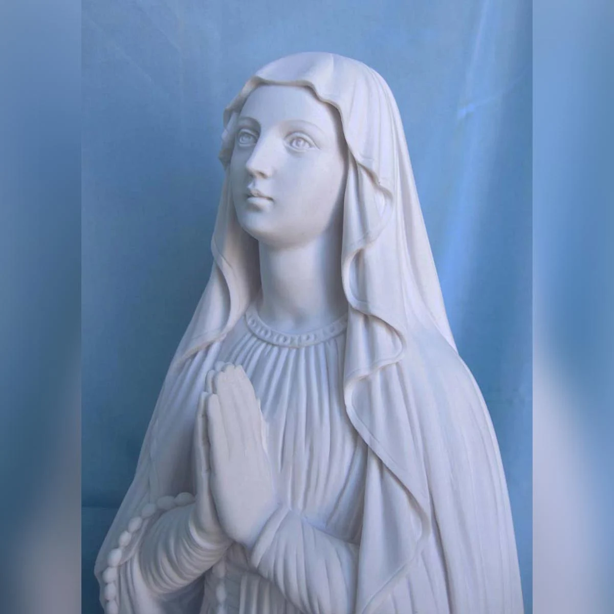 Madonna di Lourdes altezza 59 cm in marmoresina, dettaglio Madonna di Lourdes altezza 59 cm in marmoresina, cod. 25MLO60MR, dettaglio