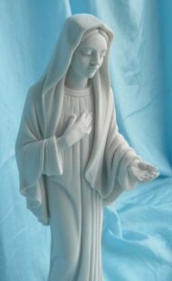 statua della Madonna di Medjugorje altezza 26 cm, cod. 25MMJ25MR, dettaglio