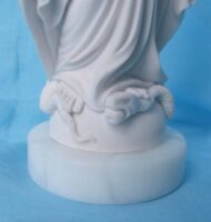 statua della Madonna Immacolata in marmoresina, altezza 17 cm, cod. 25MIM18MR, dettaglio