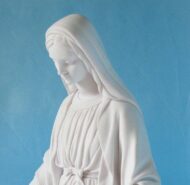 statua della Madonna Immacolata in marmoresina, altezza 43 cm, cod. 25MIM40MR, dettaglio