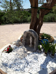 grotta per Madonna in finta roccia e statua Madonna di Medjugorje, col. antichizzato, località: Civitanova Marche (Macerata)