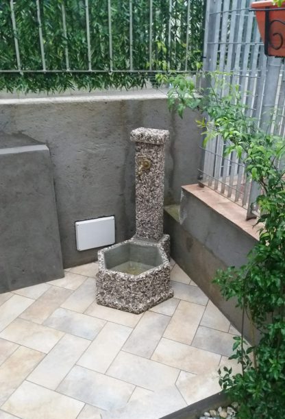 fontana esagonale 45 ghiaia di fiume, cod. 03F45F, località: Ionadi (Vibo Valentia)