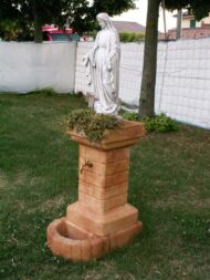 fontana fiorita con Madonna old stone, versione 2010