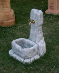 fontana fonte alla roccia col. antichizzato, cod. 03FRAT, esposta alla manifestazione Festa del Grano, località: Villamarzana (Rovigo)