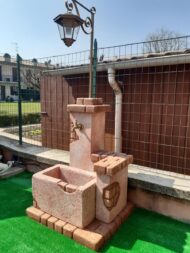 fontana fonte del casale con lanterna col. rosa antico, cod. 03FDCLRA, località: Castelnuovo del Garda (Verona)
