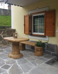 salotto roccia grande con una panchina, col. old stone, località: Selva di Val Gardena (Bolzano)