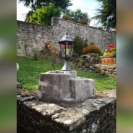 base grande in finta roccia per lampione da giardino col. antichizzato, cod. 11PLGAT, località: Cellena (Grosseto)