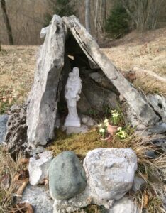<a href="/prodotti/articoli-sacri-nicchie-madonne/madonna-con-gesu-bambino-in-marmoresina/">statua della Madonna con Gesù bambino</a> in marmoresina, di altezza 26 cm, cod. 25MGB25MR, località: Chies d'Alpago (Belluno) statua della Madonna con Gesù bambino in marmoresina, di altezza 26 cm, cod. 25MGB25MR, località: Chies d'Alpago (Belluno)