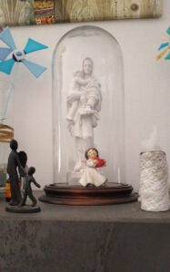 <a href="/prodotti/articoli-sacri-nicchie-madonne/madonna-con-gesu-bambino-in-marmoresina/">statua della Madonna con Gesù bambino</a> in marmoresina, di altezza 26 cm, cod. 25MGB25MR, località: Vadena (Bolzano) statua della Madonna con Gesù bambino in marmoresina, di altezza 26 cm, cod. 25MGB25MR, località: Vadena (Bolzano)