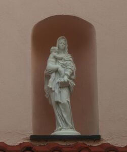 <a href="/prodotti/articoli-sacri-nicchie-madonne/madonna-con-gesu-bambino-in-marmoresina/">statua della Madonna con Gesù bambino</a> in marmoresina, di altezza 66 cm, cod. 25MGB66MR, località: Genova statua della Madonna con Gesù bambino in marmoresina, di altezza 66 cm, cod. 25MGB66MR, località: Genova