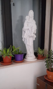 <a href="/prodotti/articoli-sacri-nicchie-madonne/madonna-con-gesu-bambino-in-marmoresina/">statua della Madonna con Gesù bambino</a> in marmoresina, di altezza 66 cm, cod. 25MGB66MR, località: Vico Gargano (Foggia) statua della Madonna con Gesù bambino in marmoresina, di altezza 66 cm, cod. 25MGB66MR, località: Vico Gargano (Foggia)