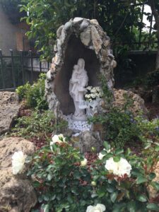 <a href="/prodotti/articoli-sacri-nicchie-madonne/madonna-con-gesu-bambino-in-marmoresina/">statua della Madonna con Gesù bambino</a> in marmoresina, di altezza 43 cm, cod. 25MGB40MR, località: Calino (Brescia) statua della Madonna con Gesù bambino in marmoresina, di altezza 43 cm, cod. 25MGB40MR, località: Calino (Brescia)