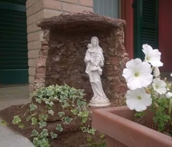 <a href="/prodotti/articoli-sacri-nicchie-madonne/madonna-con-gesu-bambino-in-marmoresina/">statua della Madonna con Gesù bambino</a> in marmoresina, di altezza 43 cm, cod. 25MGB40MR, provincia di Como statua della Madonna con Gesù bambino in marmoresina, di altezza 43 cm, cod. 25MGB40MR, provincia di Como