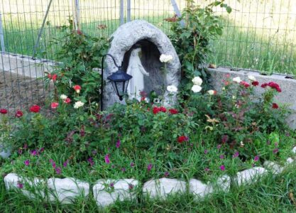 <a href="/prodotti/articoli-sacri-nicchie-madonne/madonna-delle-rose-in-marmoresina/">Madonna delle rose</a>, altezza 40 cm, con <a href="/prodotti/articoli-sacri-nicchie-madonne/grotta-per-madonna/">nicchia</a> col. antichizzato, località: Rosolina (Rovigo) Madonna delle rose, altezza 40 cm, con nicchia col. antichizzato, località: Rosolina (Rovigo)