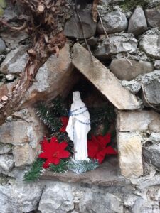 <a href="/prodotti/articoli-sacri-nicchie-madonne/madonna-delle-rose-in-marmoresina/">Madonna delle rose</a> altezza 25 cm, cod. 25MDR25MR località: Jalmicco di Palmanova (Udine) Madonna delle rose, altezza 25 cm, cod. 25MDR25MR località: Jalmicco di Palmanova (Udine)