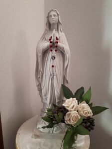 <a href="/prodotti/articoli-sacri-nicchie-madonne/madonna-di-lourdes-in-marmoresina/">Madonna di Lourdes</a> altezza 42 cm, località: Firenze Madonna di Lourdes altezza 42 cm, località: Firenze