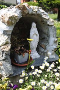 <a href="/prodotti/articoli-sacri-nicchie-madonne/madonna-di-lourdes-in-marmoresina/">statua della Madonna di Lourdes</a> altezza 27 cm in marmoresina, cod. 25MLO25MR, località: San Maurizio Canavese (Torino) Madonna di Lourdes altezza 27 cm in marmoresina, cod. 25MLO25MR, località: San Maurizio Canavese (Torino)