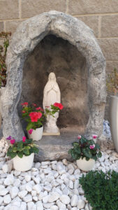 <a href="/prodotti/articoli-sacri-nicchie-madonne/madonna-di-lourdes-in-marmoresina/">Madonna di Lourdes</a>, con <a href="/prodotti/articoli-sacri-nicchie-madonne/grotta-per-madonna/">grotta</a> col. antichizzato, località: Terranova Madonna di Lourdes altezza 50 cm, con grotta col. antichizzato, località: Terranova