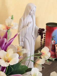 <a href="/prodotti/articoli-sacri-nicchie-madonne/madonna-di-medjugorje-in-marmoresina/">statua della Madonna di Medjugorje</a> altezza 26 cm, cod. 25MMJ25MR, località: Cerignola statua della Madonna di Medjugorje altezza 26 cm, cod. 25MMJ25MR, località: Cerignola