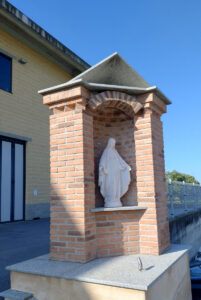 <a href="/prodotti/articoli-sacri-nicchie-madonne/madonna-immacolata-in-marmoresina/">statua della Madonna Immacolata</a> in marmoresina, altezza 100 cm, cod. 25MIM100MR, località: Vignolo (Cuneo) statua della Madonna Immacolata in marmoresina, altezza 100 cm, cod. 25MIM100MR, località: Vignolo (Cuneo)