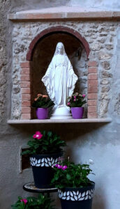<a href="/prodotti/articoli-sacri-nicchie-madonne/madonna-immacolata-in-marmoresina/">statua della Madonna Immacolata</a> in marmoresina, altezza 43 cm, cod. 25MIM40MR, località: Roma statua della Madonna Immacolata in marmoresina, altezza 43 cm, cod. 25MIM40MR, località: Roma
