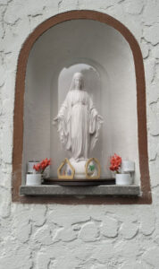<a href="/prodotti/articoli-sacri-nicchie-madonne/madonna-immacolata-in-marmoresina/">statua della Madonna Immacolata</a> in marmoresina, altezza 40 cm, cod. 25MIM40MR, località: Vadena (Bolzano) statua della Madonna Immacolata in marmoresina, altezza 40 cm, cod. 25MIM40MR, località: Vadena (Bolzano)