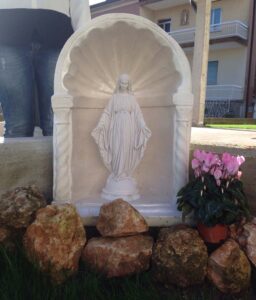<a href="/prodotti/articoli-sacri-nicchie-madonne/madonna-immacolata-in-marmoresina/">statua della Madonna Immacolata</a> in marmoresina, altezza 43 cm, cod. 25MIM40MR, provincia di Verona statua della Madonna Immacolata in marmoresina, altezza 43 cm, cod. 25MIM40MR, provincia di Verona