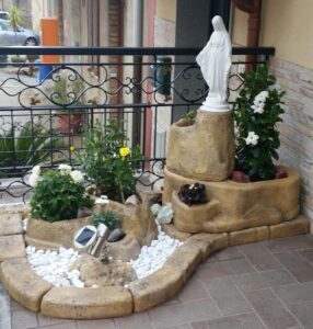 statua della <a href="/prodotti/articoli-sacri-nicchie-madonne/madonna-immacolata-in-marmoresina/">Madonna Immacolata</a>, altezza 50 cm, con bordi per aiuole <a href="/prodotti/cordoli-bordure-piastre/bordo-curvo-80-100/">curvi</a> e <a href="/prodotti/cordoli-bordure-piastre/bordo-dritto/">dritti</a>; composizione su misura. statua della Madonna Immacolata, altezza 50 cm, con bordi per aiuole curvi e dritti; composizione su misura.