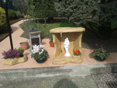 <a href="/prodotti/articoli-sacri-nicchie-madonne/nicchia-per-madonna-a-scaglie/">nicchia a scaglie</a> col. old stone e <a href="/prodotti/articoli-sacri-nicchie-madonne/madonna-con-gesu-bambino-in-marmoresina/">Madonna con Bambino</a>, località: Castiglione Olona (Varese) nicchia a scaglie col. old stone e Madonna con Bambino, località: Castiglione Olona (Varese)