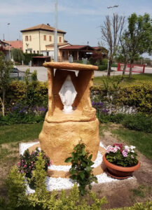<a href="/prodotti/articoli-sacri-nicchie-madonne/nicchia-per-madonna-a-scaglie/">nicchia a scaglie</a>, <a href="/prodotti/articoli-sacri-nicchie-madonne/madonna-immacolata-in-marmoresina/">statua della Madonna Immacolata</a e supporto su misura col. old stone. nicchia a scaglie, Madonna Immacolata e supporto su misura col. old stone.