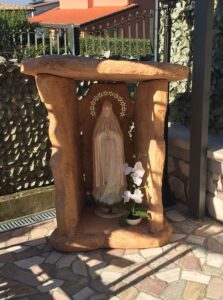 <a href="/prodotti/articoli-sacri-nicchie-madonne/nicchia-per-madonna-a-scaglie/">nicchia a scaglie</a> per Madonna, col. mattone, su misura, località: Fonte Nuova (Roma) nicchia a scaglie per Madonna, col. mattone, su misura, località: Fonte Nuova (Roma)