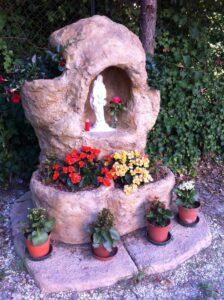 grotta (fuori produzione) con <a href="/prodotti/articoli-sacri-nicchie-madonne/madonna-con-gesu-bambino-in-marmoresina/">Madonna con Bambino</a>, con rialzo, vasi e basamento, su misura, col. old stone, località: Torre San Patrizio (Fermo) grotta (fuori produzione) con Madonna con Bambino, con rialzo, vasi e basamento, su misura, col. old stone, località: Torre San Patrizio (Fermo)