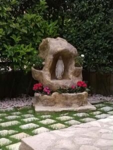 grotta per Madonna con fontana e vasi, su misura col. old stone (fuori produzione), località: Salto di Fondi (Latina) grotta per Madonna con fontana e vasi, su misura col. old stone (fuori produzione), località: Salto di Fondi (Latina)