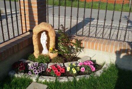 <a href="/prodotti/articoli-sacri-nicchie-madonne/grotta-per-madonna-con-vasetto/">grotta in finta roccia con vasetto</a>, statua della <a href="/prodotti/articoli-sacri-nicchie-madonne/madonna-con-gesu-bambino-in-marmoresina/">Madonna con Gesù bambino</a> e <a href="/prodotti/cordoli-bordure-piastre/bordo-dritto/">bordo dritto 25</a>, località: Bornio (Rovigo) grotta in finta roccia con vasetto, statua della Madonna con Gesù bambino e bordo dritto 25, località: Bornio (Rovigo)
