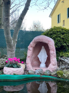 <a href="/prodotti/articoli-sacri-nicchie-madonne/grotta-per-madonna-con-vasetto/">grotta per Madonna, in finta roccia con vasetto</a>, col. rosa antico, località: Grisignano di Zocco (Vicenza) grotta per Madonna in finta roccia con vasetto, col. rosa antico, località: Grisignano di Zocco (Vicenza)