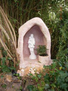 <a href="/prodotti/articoli-sacri-nicchie-madonne/grotta-per-madonna-con-vasetto/">nicchia con vasetto</a> (vecchia versione) e Madonna con Bambino, col. rosa antico, località: Torriglia (Genova) nicchia con vasetto (vecchia versione) e Madonna con Bambino, col. rosa antico, località: Torriglia (Genova)