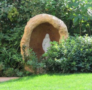 <a href="/prodotti/articoli-sacri-nicchie-madonne/grotta-per-madonna-con-vasetto/">grotta con vasetto</a> e <a href="/prodotti/articoli-sacri-nicchie-madonne/madonna-di-medjugorje-in-marmoresina/">Madonna di Medjugorje</a>, col. mattone, località: San Bonifacio (Verona) grotta con vasetto e Madonna di Medjugorje, col. mattone, località: San Bonifacio (Verona)