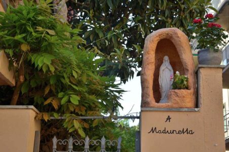 <a href="/prodotti/articoli-sacri-nicchie-madonne/grotta-per-madonna-con-vasetto/">grotta con vasetto</a> su misura col. mattone e <a href="/prodotti/articoli-sacri-nicchie-madonne/madonna-di-lourdes-in-marmoresina/">Madonna di Lourdes</a> altezza 42 cm, località: Spotorno (Savona) grotta con vasetto su misura col. mattone e Madonna di Lourdes altezza 42 cm, località: Spotorno (Savona)