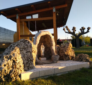 <a href="/prodotti/articoli-sacri-nicchie-madonne/grotta-per-madonna-con-vasetto/">grotta per Madonna, in finta roccia con vasetto</a>, su misura, col. antichizzato, località: Susegana (TV) grotta per Madonna, in finta roccia con vasetto, su misura, col. antichizzato, località: Susegana (TV)