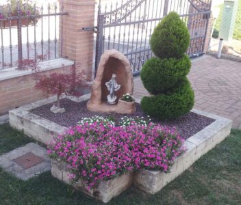 <a href="/prodotti/articoli-sacri-nicchie-madonne/grotta-per-madonna-con-vasetto/">grotta per Madonna, in finta roccia con vasetto</a> col. mattone, località: Canda (Rovigo), vecchia versione grotta per Madonna in finta roccia con vasetto col. mattone, località: Canda (Rovigo), vecchia versione