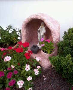 <a href="/prodotti/articoli-sacri-nicchie-madonne/grotta-per-madonna-con-vasetto/">grotta per Madonna, in finta roccia con vasetto</a> col. rosa antico, località: Pellestrina (Venezia), vecchia versione grotta per Madonna in finta roccia con vasetto col. rosa antico, località: Pellestrina (Venezia), vecchia versione