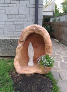 <a href="/prodotti/articoli-sacri-nicchie-madonne/grotta-per-madonna-con-vasetto/">grotta per Madonna, in finta roccia con vasetto</a>, su misura, col. mattone, località: Milano grotta per Madonna, in finta roccia con vasetto, su misura, col. mattone, località: Milano