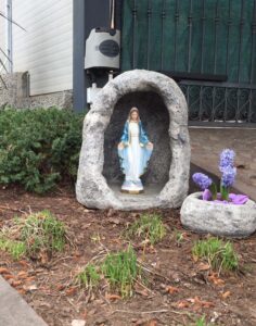 <a href="/prodotti/articoli-sacri-nicchie-madonne/grotta-per-madonna-con-vasetto/">grotta per Madonna, in finta roccia con vasetto</a>, per statue da 40 cm circa, col. antichizzato, località: Trento grotta per Madonna, in finta roccia con vasetto, per statue da 40 cm circa, col. antichizzato, località: Trento
