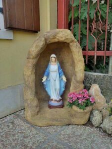 <a href="/prodotti/articoli-sacri-nicchie-madonne/grotta-per-madonna-con-vasetto/">grotta per Madonna, in finta roccia con vasetto</a>, su misura, col. old stone, località: Sommacampagna (Verona) grotta per Madonna, in finta roccia con vasetto, su misura, col. old stone, località: Sommacampagna (Verona)