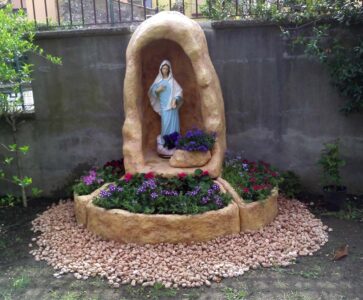 <a href="/prodotti/articoli-sacri-nicchie-madonne/grotta-per-madonna/">Grotta per Madonna</a> di altezza 90 cm, in finta roccia con vasi, su misura, col. mattone, località: Serino (Avellino) grotta per Madonna di altezza 90 cm, in finta roccia con vasi, su misura, col. mattone, località: Serino (Avellino)